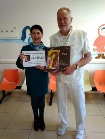 Pan primář dětské onkologie v Českých Budějovicích převzal šek na 20.000 Kč