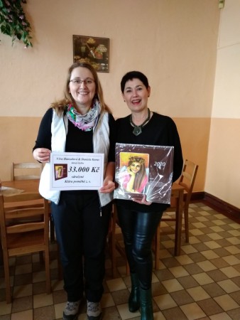 Paní ředitelka sdružení 'Klára pomáhá¨obdržela šek na 33.000 Kč